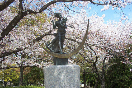 statue in hiroshima statue in hiroshima