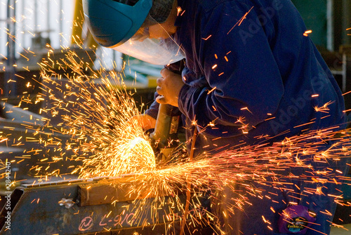 Foto: men at work grinding steel men at work grinding steel