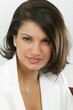 jeune fille brune souriante