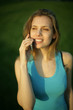 Femme au soleil au téléphone