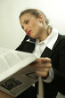 Femme au journal téléphone