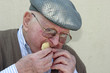 viel homme qui mange