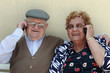 couple personnes agees au telephone