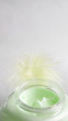 crema pluma amarilla
