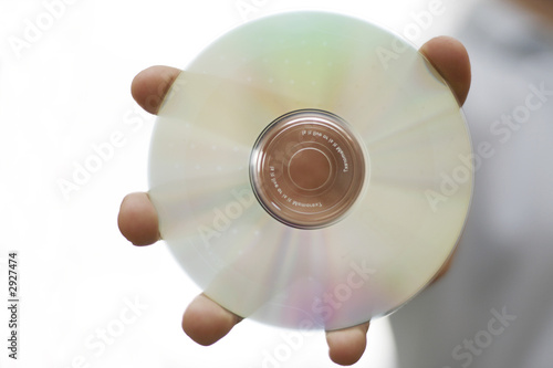 Photo: mann hält eine dvd oder cd in der hand mann hält eine dvd oder cd in der hand