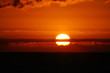 puesta de sol con el cielo rojo