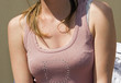 poitrine de jeune femme