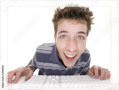 Foto: comical teenage boy enjoying computer comical teenage boy enjoying computer