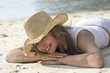 frau mit hut am strand