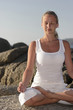 junge frau macht joga