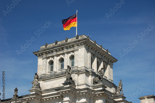 deutsche flagge auf dem reichstag