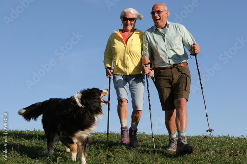 Photo: hund, frau und mann haben spass hund, frau und mann haben spass