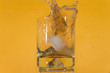 verre à apéritif avec des éclaboussures verre à apéritif avec des éclaboussures