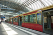zug am bahnsteig