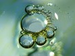 bulles d'air dans un liquide bleu