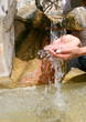 mains sous l'eau