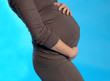femme enceinte sur fond bleu femme enceinte sur fond bleu