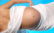 femme enceinte avec un drapé blanc femme enceinte avec un drapé blanc