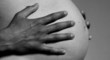 mains sur le ventre d'une femme enceinte mains sur le ventre d'une femme enceinte