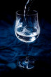 ein glas wird befüllt