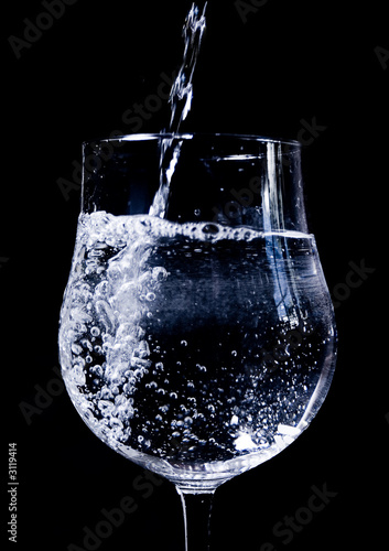 Photo: ein glas wird befüllt ein glas wird befüllt
