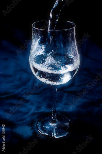 Photo: ein glas wird befüllt ein glas wird befüllt