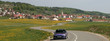 voiture sur route sinueuse de campagne