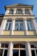hausfassade mit weißen säulen