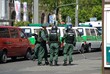 polizisten mit helm