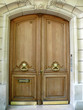 porte cochère marron sur pierre.