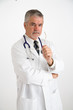 Foto: doctor holding eye glasses looking concerned doctor holding eye glasses looking concerned