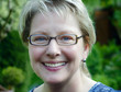 blonde frau mit brille