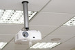 Foto: overhead projector under the ceiling in boardroom overhead projector under the ceiling in boardroom