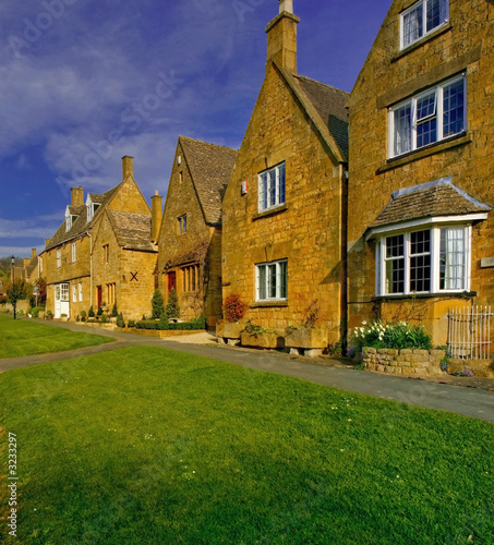 Photo: houses high street broadway cotswolds worcestershi houses high street broadway cotswolds worcestershi