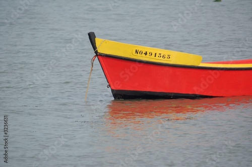 Photo: bateau de pêche rouge et jaune bateau de pêche rouge et jaune