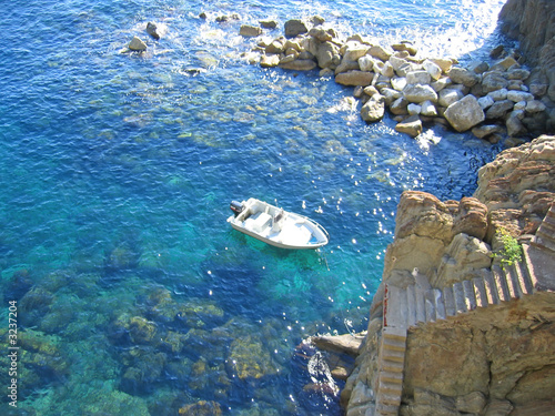 Foto: small boat in riomaggiore creek, the cinque terre, italia small boat in riomaggiore creek, the cinque terre, italia