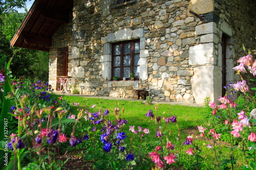 fleurs et maison en pierres fleurs et maison en pierres