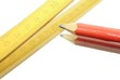 crayon et mètre de menuisier, reflets dans un miro