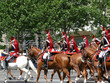 gardes républicains à cheval. champs elysées paris