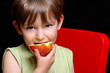 kind mit apfel