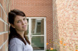 Foto: student outside classroom building student outside classroom building