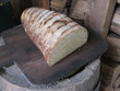 gros pain rustique sur pelle en bois