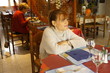 femme discutant au restaurant