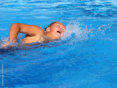jugendlicher schwimmer