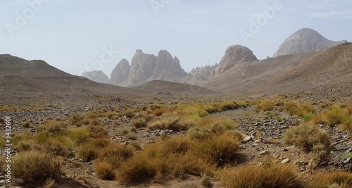oued et montagnes du hoggar