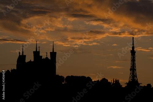 basilique de fourvière de lyon au coucher de soleil