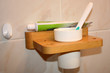 dentifrice, brosse à dents et gobelet