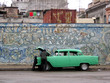 vieille voiture américaine en panne à cuba