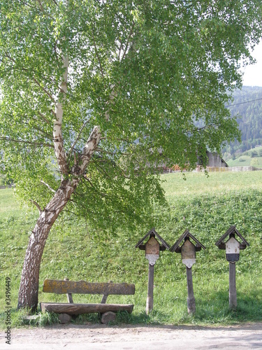 Foto: drei kreuze mit bank unter baum drei kreuze mit bank unter baum