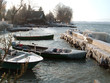 barques gelées sur le lac en hiver